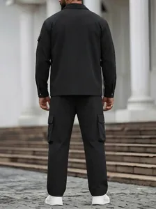 Vista posteriore di completo nero da uomo con giacca cargo e pantaloni multitasca