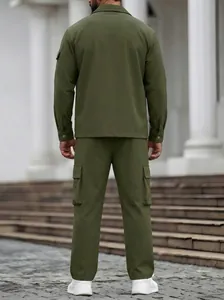 Vista posteriore di completo giacca cargo e pantaloni verde oliva da uomo