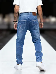Vista posteriore di jeans blu da uomo a gamba dritta con dettagli di schizzi di vernice.