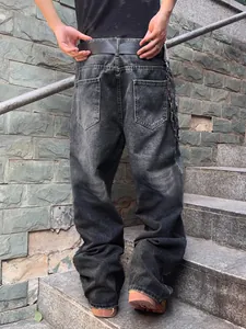Vue arrière détaillée d'un jean large rétro dégradé pour homme au style vintage