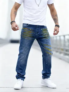 Dettaglio jeans blu da uomo con decorazioni a spruzzo di vernice gialla stile street
