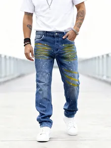 Jeans dritti blu stile street uomo con dettagli artistici a macchia di vernice e spray.