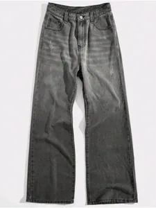 Vue de face montrant le design unique des jambes incurvées de ce jean en denim gris vintage