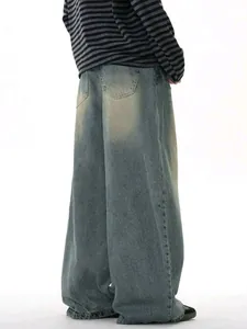 Vue arrière et latérale d'un jean en denim bleu délavé vintage à jambes larges