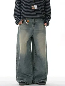 Vue détaillée d'un jean large rétro américain avec un délavage vintage usé et authentique