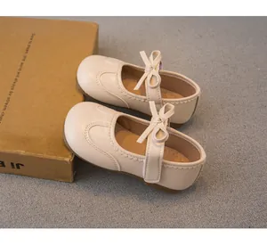 Vue détaillée en gros plan de chaussures Mary Jane crème pour fille avec un nœud