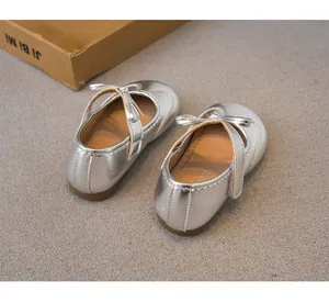 Vue arrière de ballerines Mary Jane argentées pour filles avec nœud et semelle souple