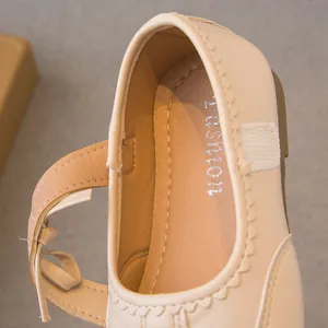 Chaussures de princesse en cuir beige pour filles avec bords festonnés et doublure douce