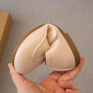 Chaussures de princesse élégantes en cuir beige pour filles à semelle très souple