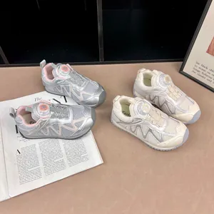 Chaussures de sport enfant en maille respirante avec boucle rotative argent et beige