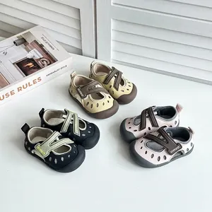 Detailansicht von atmungsaktiven Kinder-Sandalen in den Farben Beige Schwarz und Rosa.