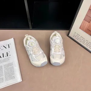 Baskets pour enfants en mesh argenté avec boucle rotative pratique de couleur crème beige