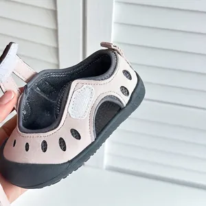 Detailansicht rosa atmungsaktive Kindersandalen mit Klettverschluss und Softsohle