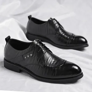 Elegante herenschoenen van zwart leer met decoratieve studs en getextureerde afwerking