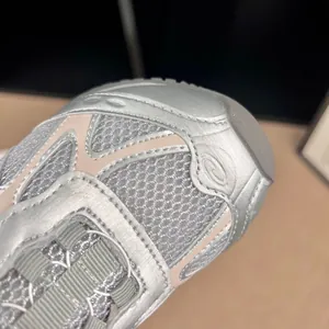 Gros plan de baskets en mesh argenté respirant pour enfants avec système de fermeture rotatif