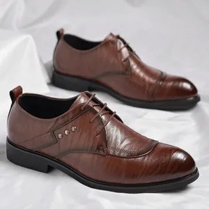 Elegante bruine lederen herenschoenen met spitse neus en gepolijste textuurafwerking