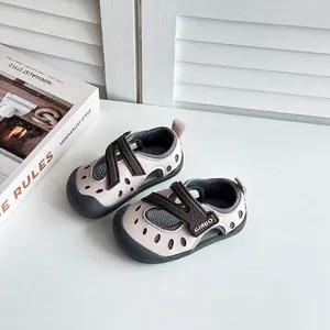 Detailansicht der rosa Kindersandalen mit atmungsaktivem Netz und Klettverschluss