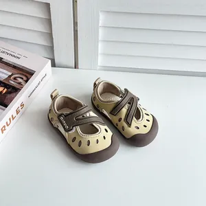 Hochwertige atmungsaktive Mesh-Kindersandalen in Khaki mit weicher Sohle und Klettverschlussband