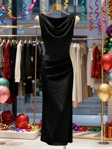 Elegante abito da sera nero senza maniche glitterato con scollo a cappuccio e drappeggio