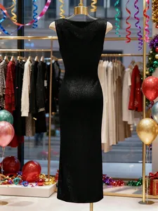 Elegante abito da sera nero scintillante senza maniche con texture glitterata per feste