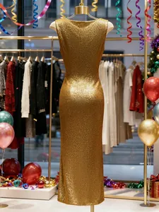 Vista posteriore di un abito da gala dorato glitterato senza maniche su un manichino