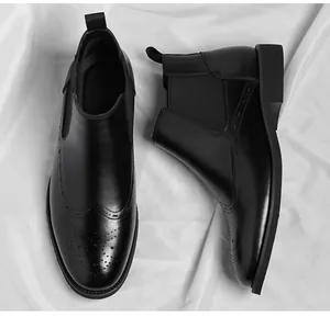 Stivali Chelsea neri classici con eleganti dettagli brogue a coda di rondine su seta