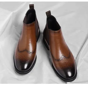 Dettaglio degli stivali Chelsea brogue in pelle marrone da uomo con punta a ala