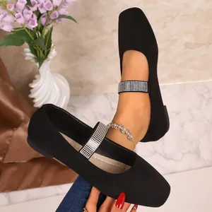 Detail van zwarte suède platte schoenen met elegante strass bandjes voor dames mode stijl