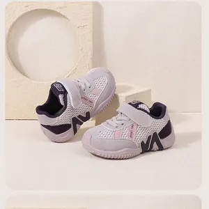 Detail van ademende mesh loopschoenen voor peuters met klittenband en zachte zool