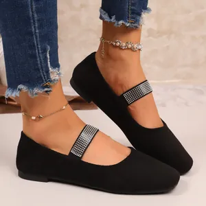 Elegante zwarte suède ballerina's met vierkante neus en strasbandje aan de voet