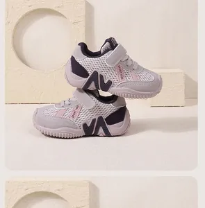 Ademende mesh baby loopschoenen met antislip zachte zolen en handige klittenband.