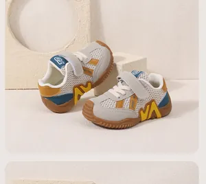 Detailopname van ademende babyschoenen met antislip zachte rubberen zolen