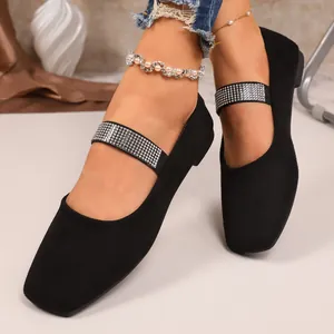 Gedetailleerd overzicht van zwarte suède ballerina's met strass-bandjes en vierkante neus