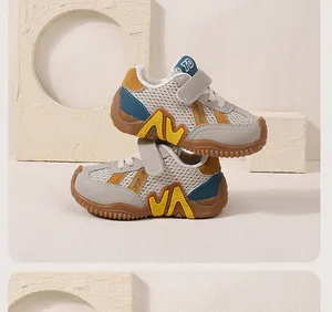 Detailweergave van ademende mesh-loopschoenen voor peuters met klittenband en antislip rubberen zool