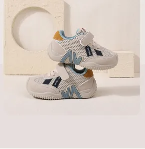 Detail van ademende peutersneakers met klittenbandsluiting en zachte antislipzool