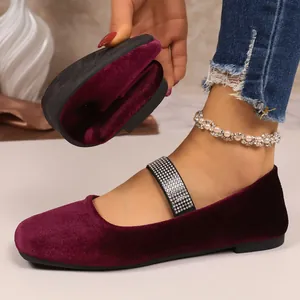 Flexibele bordeauxrode fluwelen ballerina's met elegante strassband en vierkante neus.