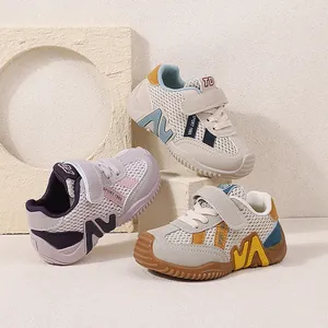 Ademende mesh wandelschoenen voor peuters met zachte zolen en klittenbandsluiting