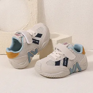 Ademende mesh babyschoentjes met zachte zolen en stevige antislip klittenbandsluiting.