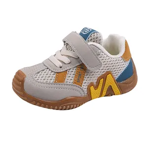 Ademende mesh loopschoenen voor baby's met klittenband en een antislip zachte rubberzool.