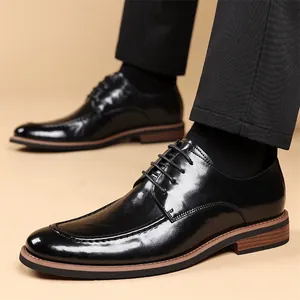 Klassische schwarze glänzende Herren-Derbyschuhe für Business- und Hochzeitsoutfits