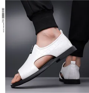 Detailansicht weißer Herren-Sandalen mit Prägung und atmungsaktiven Seitenausschnitten