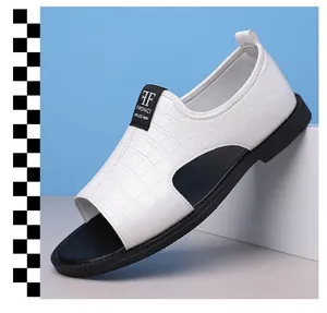 Detailansicht weißer geprägter Herren-Sandale mit schwarzer Sohle und rutschfestem Design.