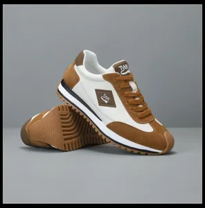 Gedetailleerd overzicht van bruin-witte suède herensneakers met rubberen zool