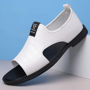 Modische weiße Herrensandalen mit Prägemuster, offenem Zehenbereich und schwarzer Sohle