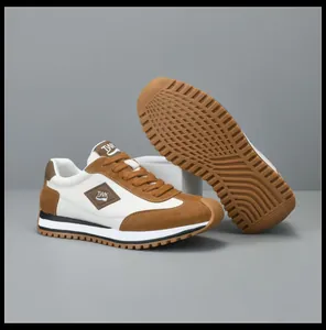Close-up van bruine en witte leren herensneakers met een getextureerde rubberen zool