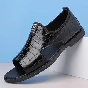 Modische schwarze Herren-Sandalen mit Krokoprägung und atmungsaktiven Seitenausschnitten
