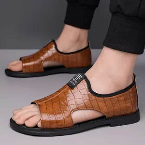 Stilvolle braun geprägte Herren-Sandalen mit atmungsaktivem Zehendesign für den Strand
