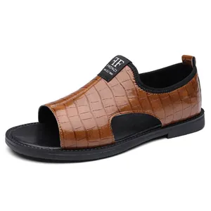 Stilvolle braune Herren-Freizeitsandalen mit Krokodilmuster und atmungsaktivem Design