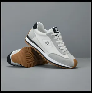 Zijaanzicht van leren herensneakers met een ademend ontwerp en een duurzame rubberen zool.
