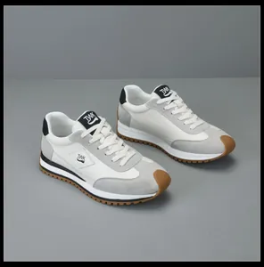 Gedetailleerde foto van stijlvolle herensneakers van wit-grijs leer met een rubberen zool